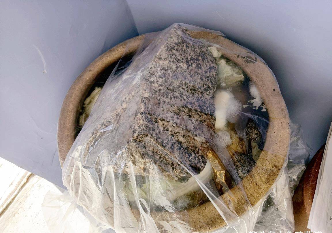每年冬天,奶奶都这样腌上一缸酸菜,不发霉不怕烂,放一年都不坏_大缸