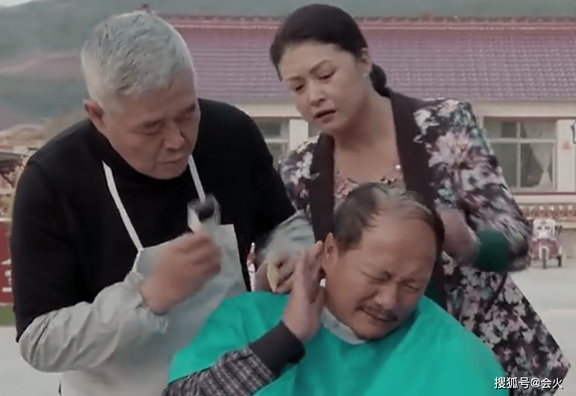 65歲趙本山為徒弟剃頭引圍觀!挺大肚腩頭髮花白 4 98797effa89248d4832038a64258583a