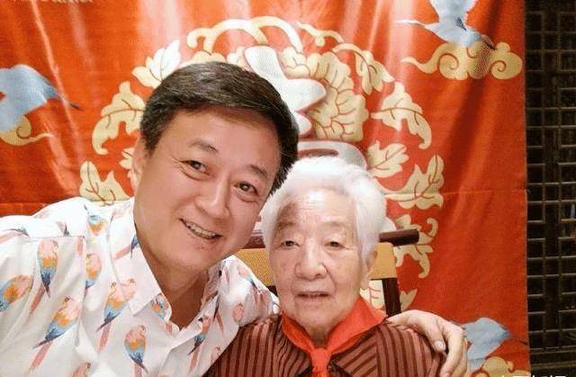 江姐于蓝高龄喜丧,蒋勤勤朱军哈文深切悼念,比98岁何鸿燊还长寿_消息