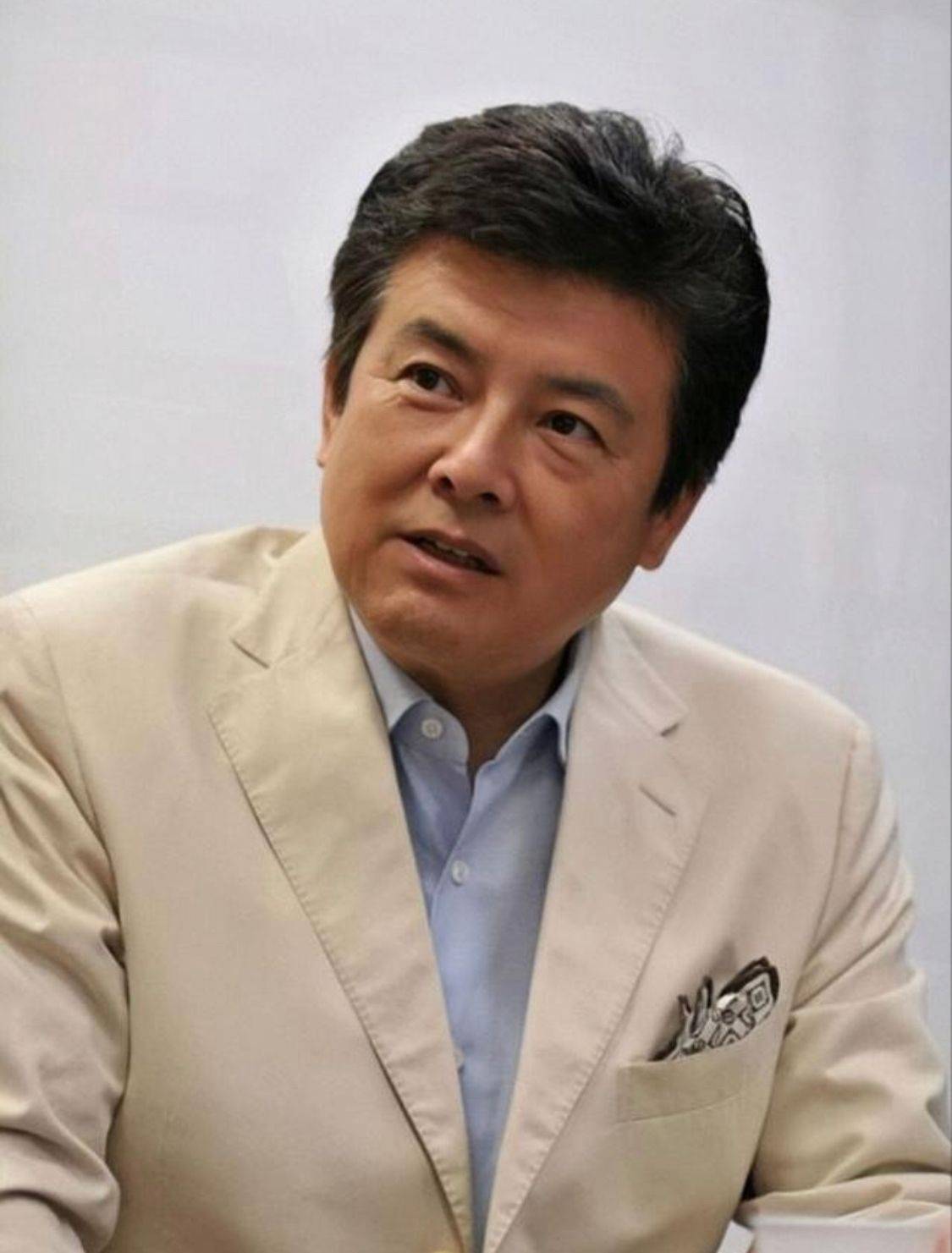 三浦友和才是"反油腻"男人:穿西装,梳大背头,70岁依然优雅_年纪_时候