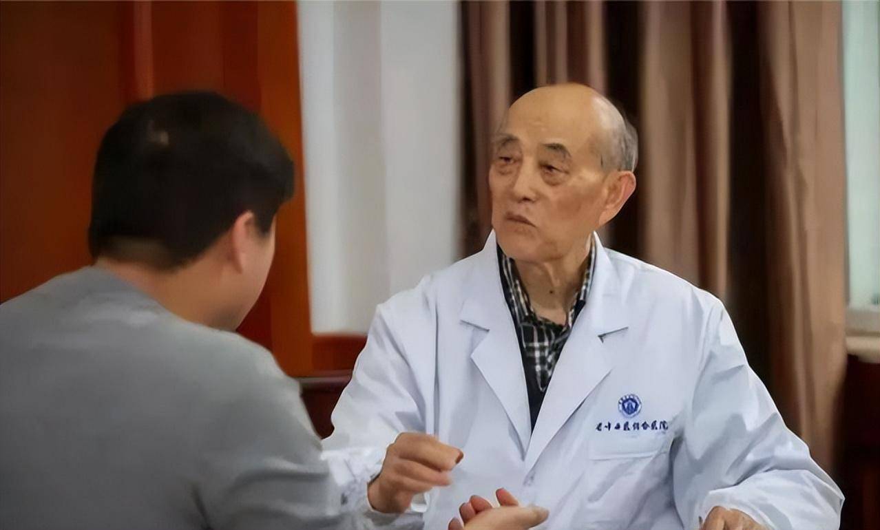 88岁国医大师李业甫,身体硬朗,腿脚灵活,他的养生操,人人可学_推拿