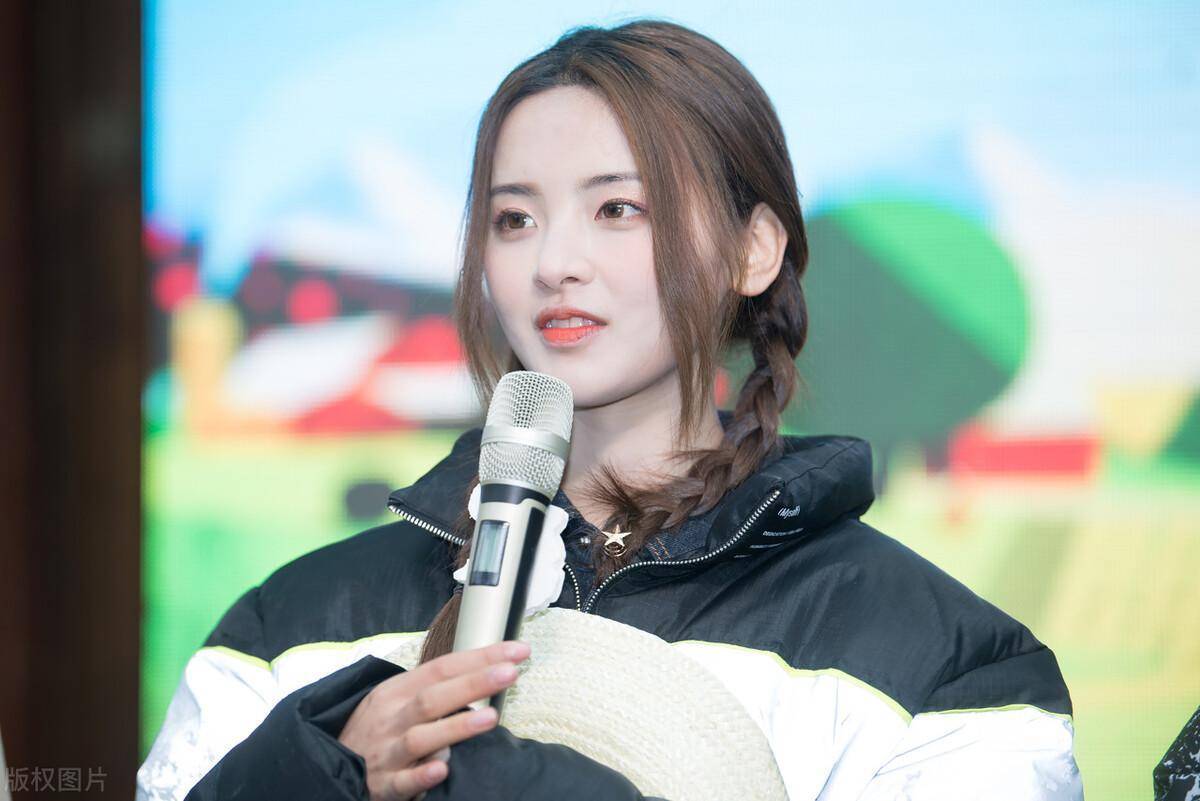 杨超越工作室发表声明,艾特了微博用户吃瓜少女张小寒辟谣了恋情,并