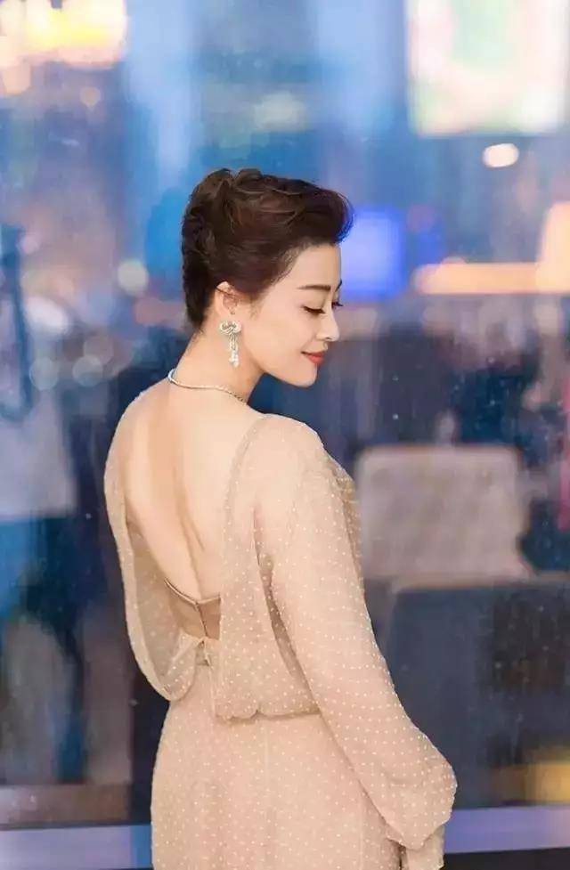 你觉得梅婷美吗?在飞天奖的高清镜头下,她居然拿下了殷桃和闫妮!