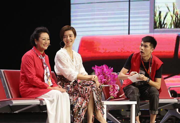 65岁王丽云与女儿车晓罕同框,母女站一起好似姐妹花,目前都单身_黑色