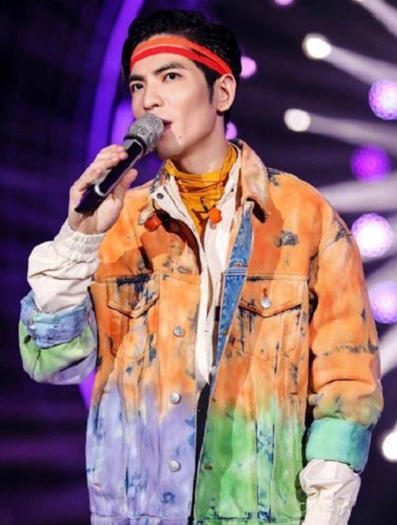 《歌手》中的萧敬腾越来越会穿,渐变色牛仔上身,妥妥的潮男一枚_西装