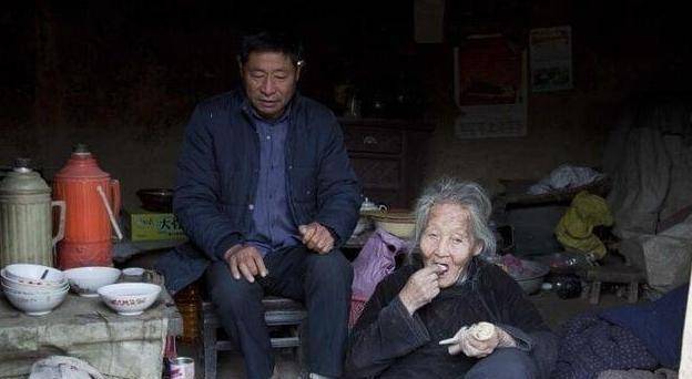 病了硬扛,吃鹹菜,啃饅頭,江西99歲老人去世,床底藏97萬存款_王添彩