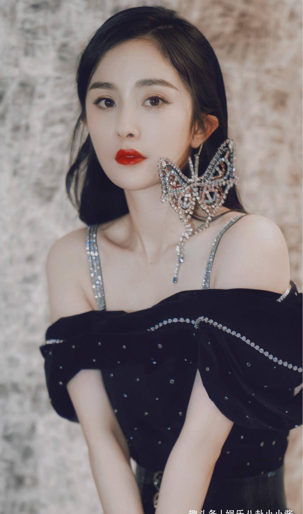 杨幂黑色丝绒闪钻露肩衣搭配大蝴蝶耳饰,时尚又酷感十足,太美了_休闲