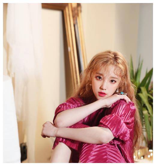 宋雨琦舞台上表演,穿不规则裙超美艳,不料却被这双粗腿抢镜了_穿着