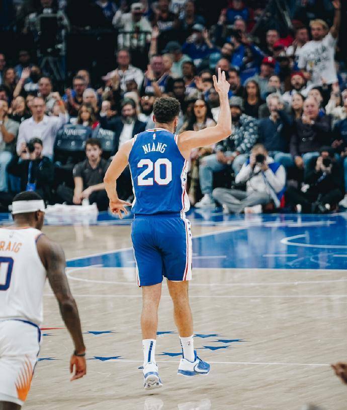 突袭者三分帮助76人战胜太阳,恩比德33 10 5,布克28分_进攻性_艾顿