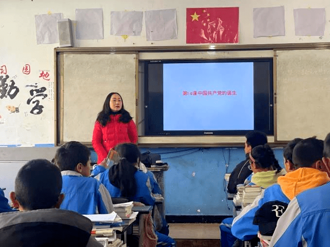 现代职校欧阳舸老师在炉霍中学支教现如今职业教育承担起越来越重的