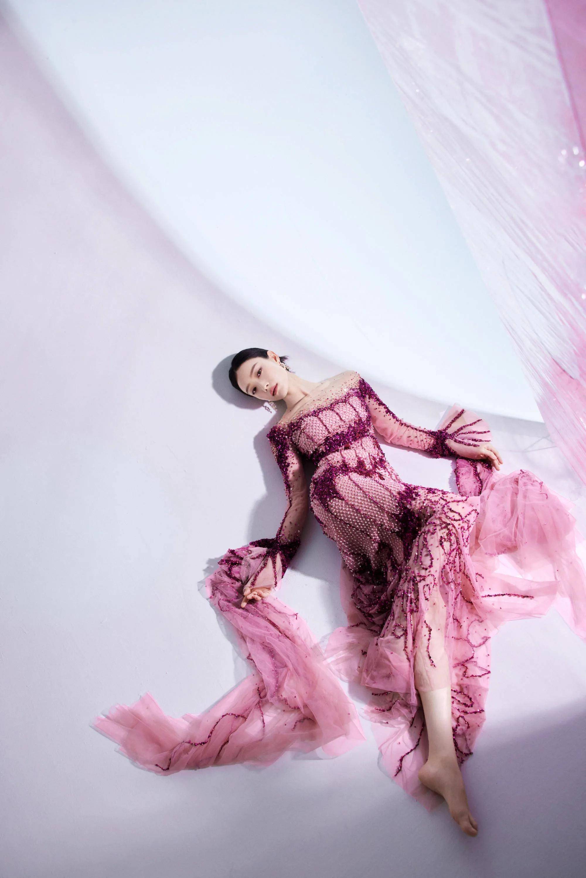 倪妮一袭粉色璀璨水晶贴花纱裙,闪耀生辉,曼妙优雅,大气迷人.