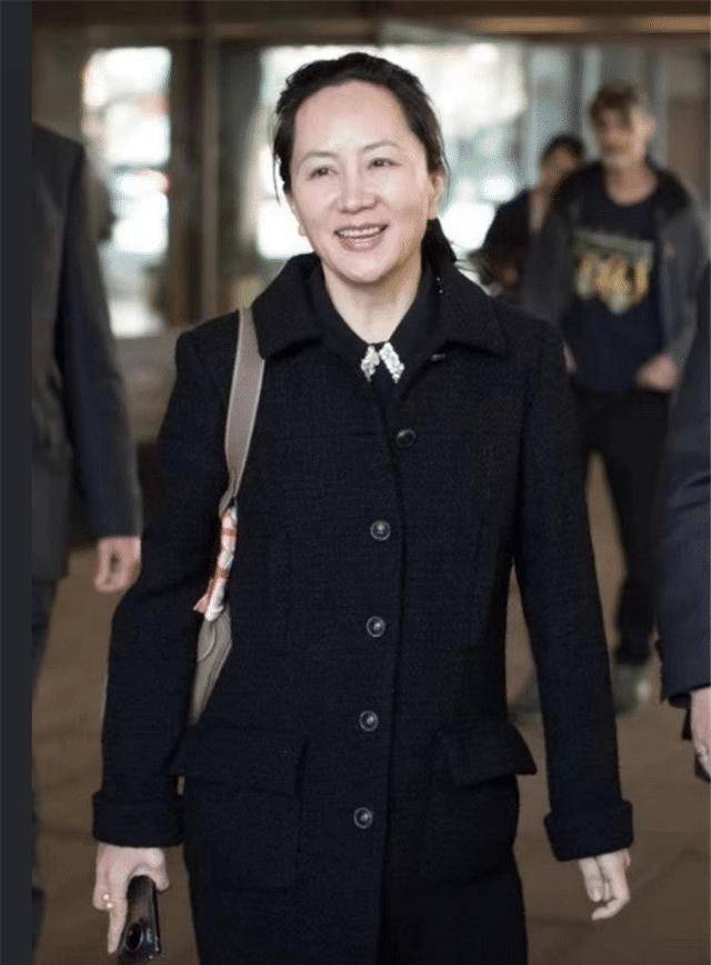 看完孟晚舟的“大衣秀”,才明白这是骨子里的优雅,每一套都经典_黑色_高跟鞋_款式