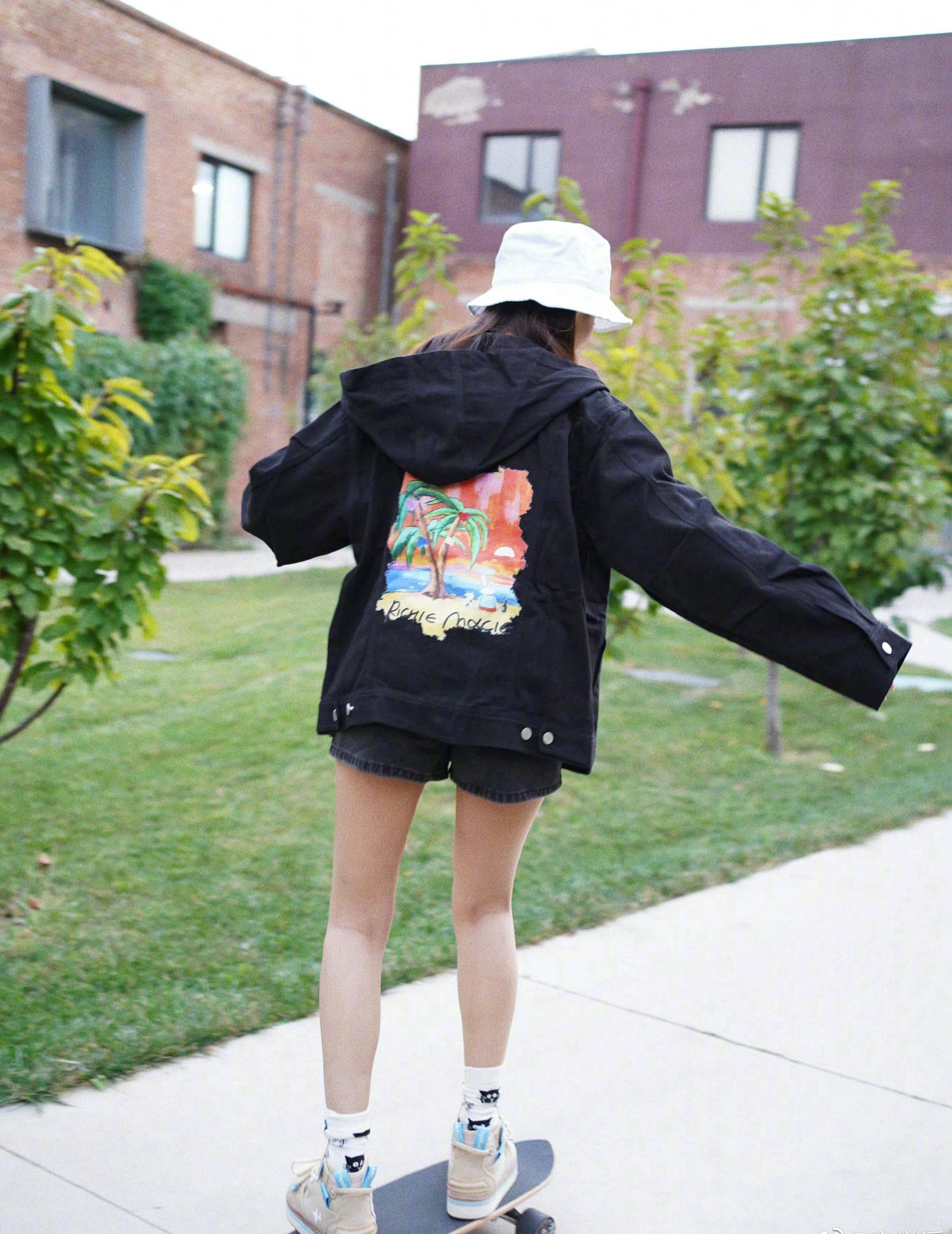 安悦溪短裤大长腿性感玩滑板写真