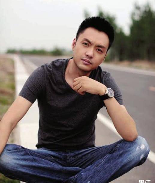 50岁"萧剑"近照曝光,发型邋遢显油腻,不修边幅大侠形象全无_朱宏嘉