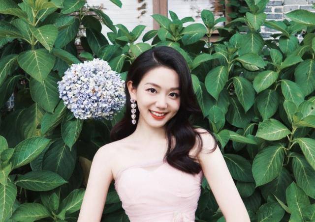 他看着冯曦的眼神,就像鹿晗看着关晓彤_许嵩_网友_消息