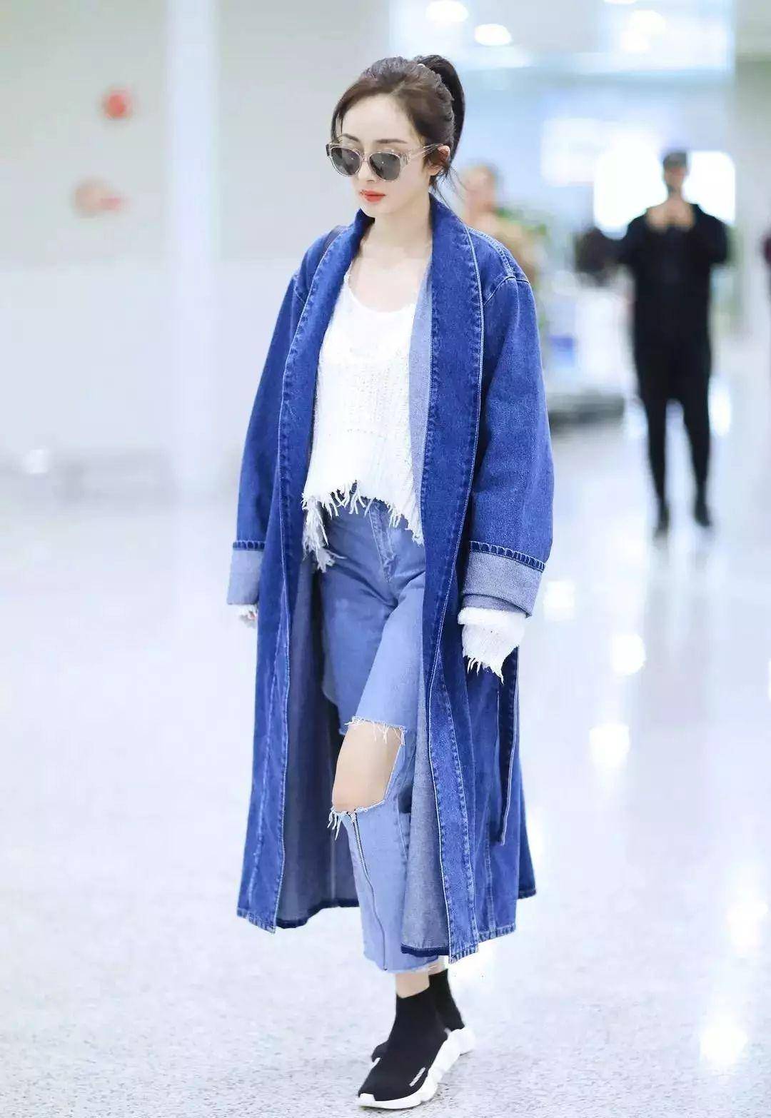 杨幂秋冬款造型,简单的黑白配,不简单的魅力_风衣_黑色_感觉