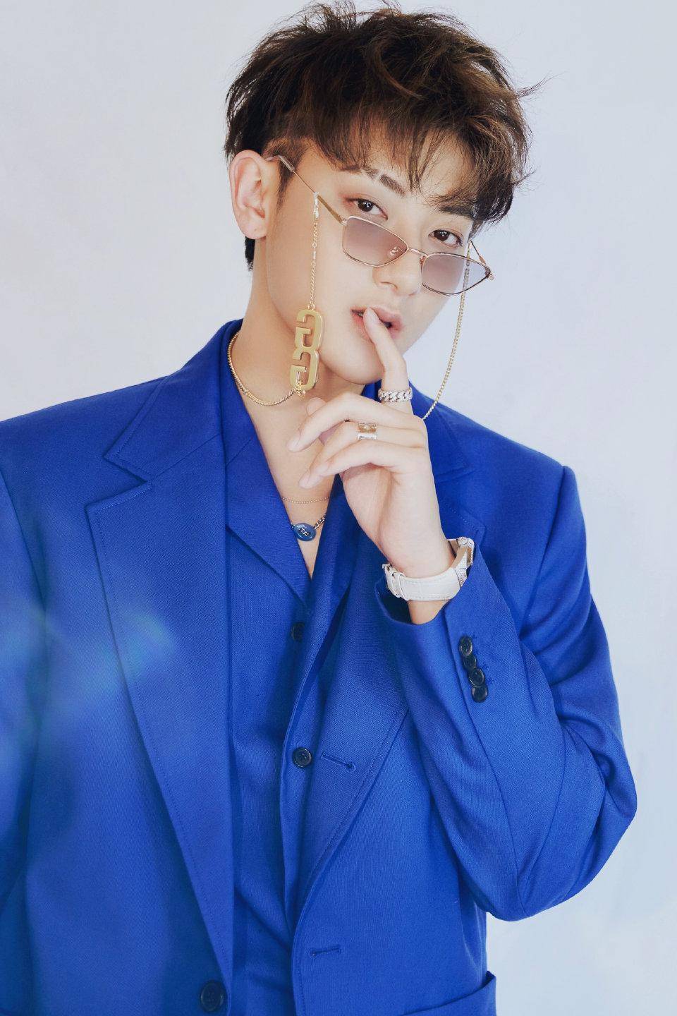 创三的教练一个比一个会穿,黄子韬换上蓝色西装,比穿潮装还吸睛_衬衫