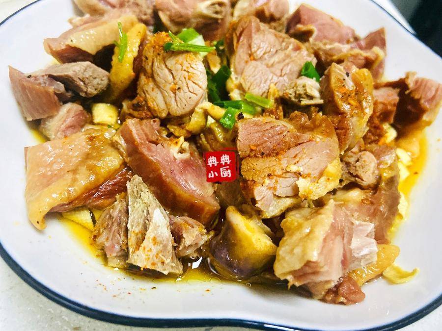 蒸咸鸭腿的话,不仅仅适合用千张丝来炒,像毛豆米,黄豆,都是很适合的