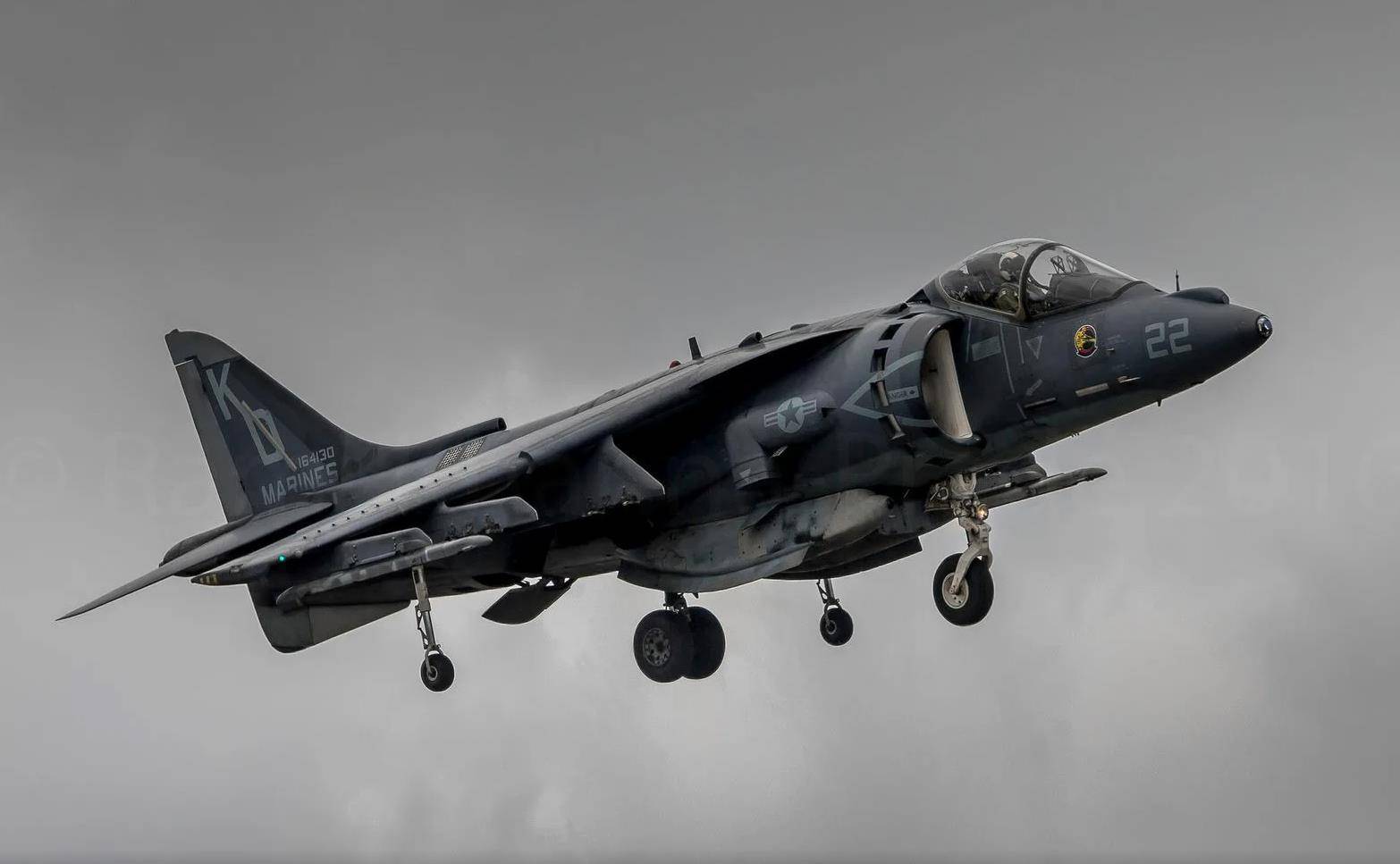 美军av-8b战机,吸收"鹞"式战机技术,能完成垂直起降!_进行_美国_跑道