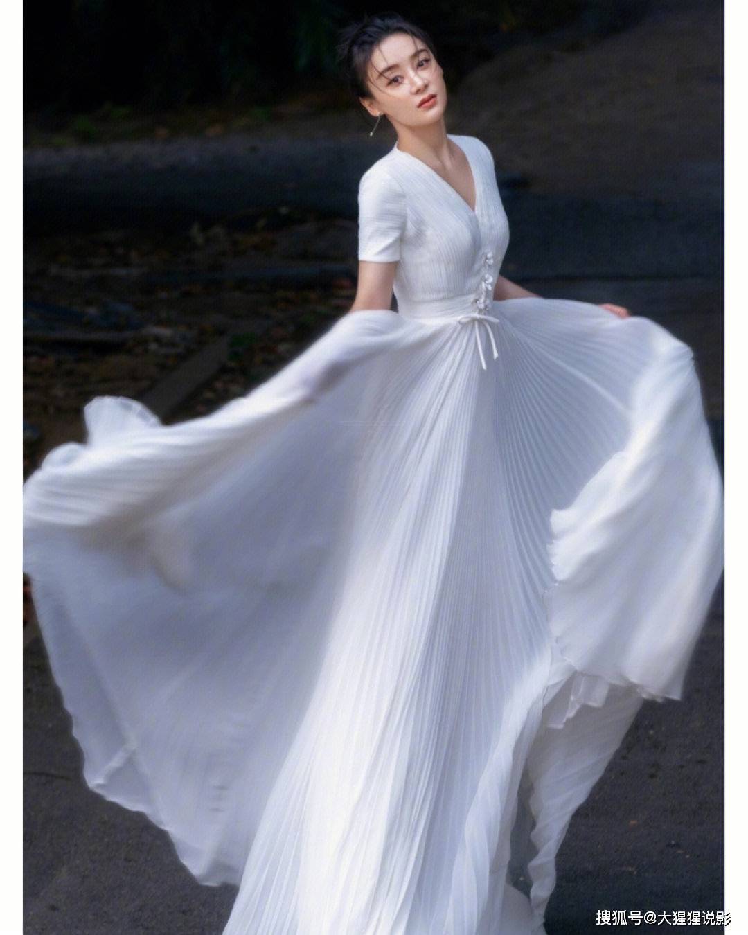 袁姗姗:白天鹅造型轻易驾驭高级白色连衣裙,光泽面料更高贵典雅_浪漫