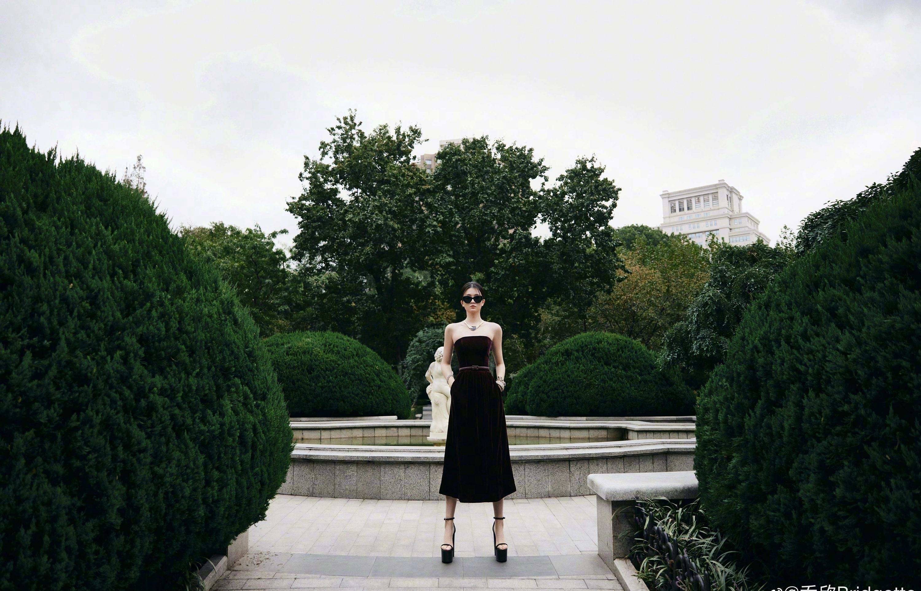 乔欣抹胸黑色连衣裙性感写真