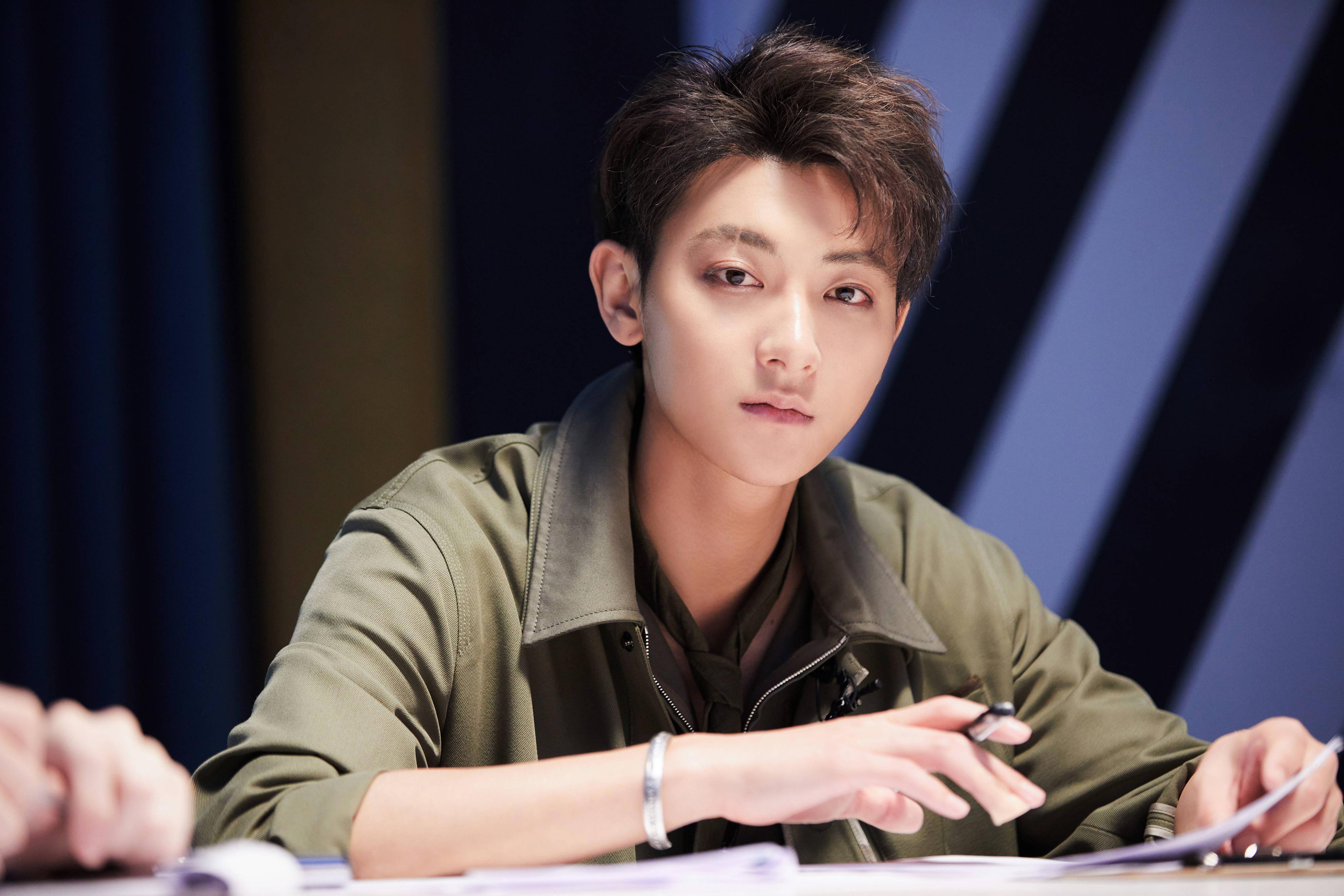 创三的教练一个比一个会穿,黄子韬换上蓝色西装,比穿潮装还吸睛_衬衫