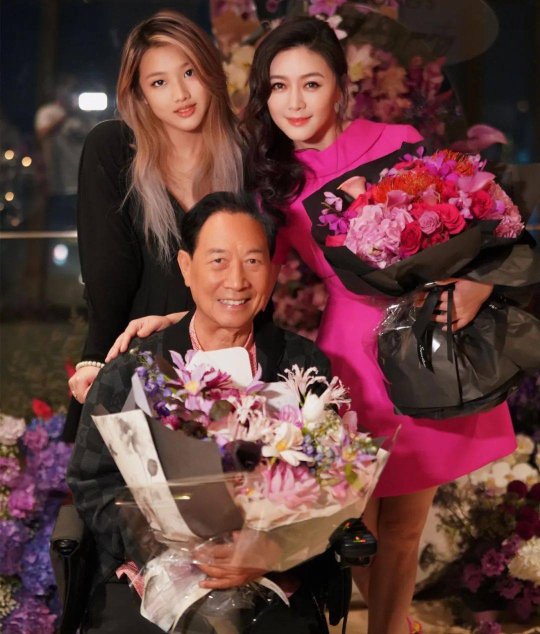 47岁女星穿露背短裙庆生,15岁女儿颜值高,染发涂红唇扮成熟_田海蓉