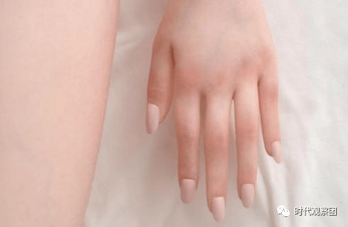 就像是之前被全网唾骂的林夕娃娃间,他让女孩们剃光毛发,穿上橡胶服