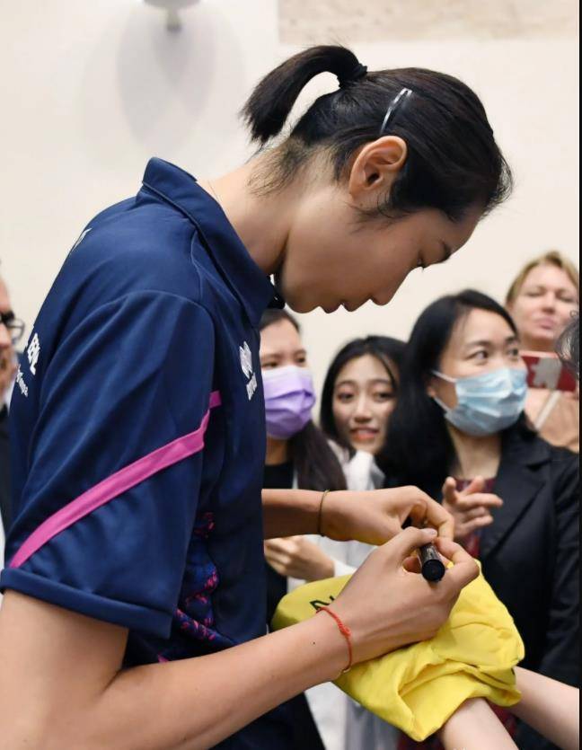 祝愿林莉在今后的生活里面工作顺利,并且成功嫁给身高190cm以上的富二