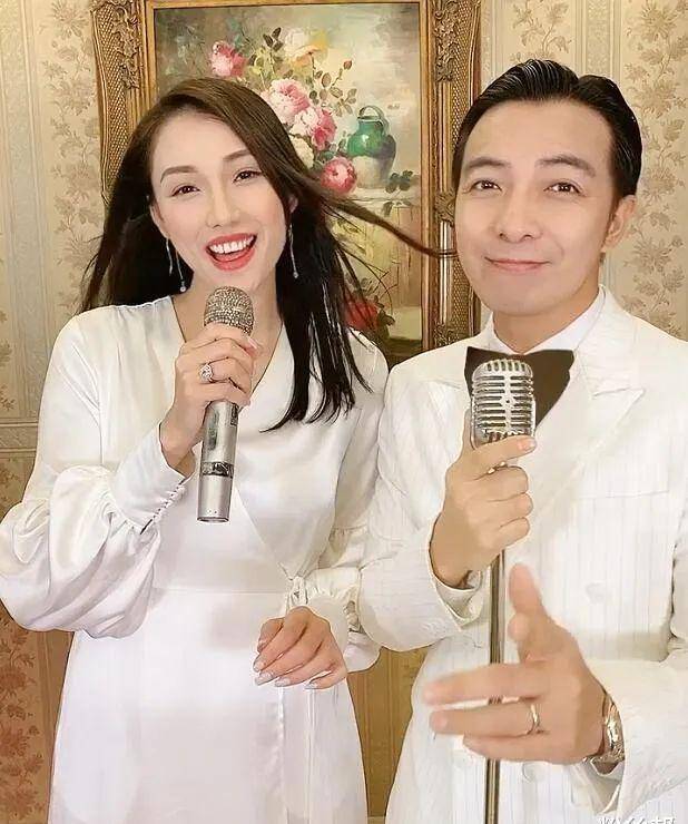 抖音郑建鹏老婆言真,10年前就参加综艺走红,30多岁身材依然很好_夫妻