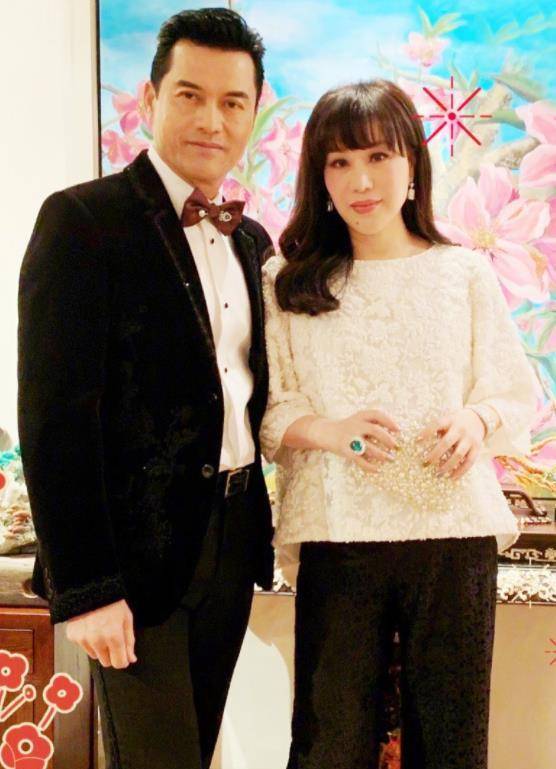 同样得到贵人相助的还有香港明星吕良伟,到内地发展后,迎娶了贵州女