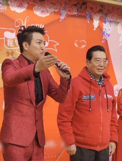 穿旧运动服与杨洪基同框,获围拍追捧_李天一_北京_儿子