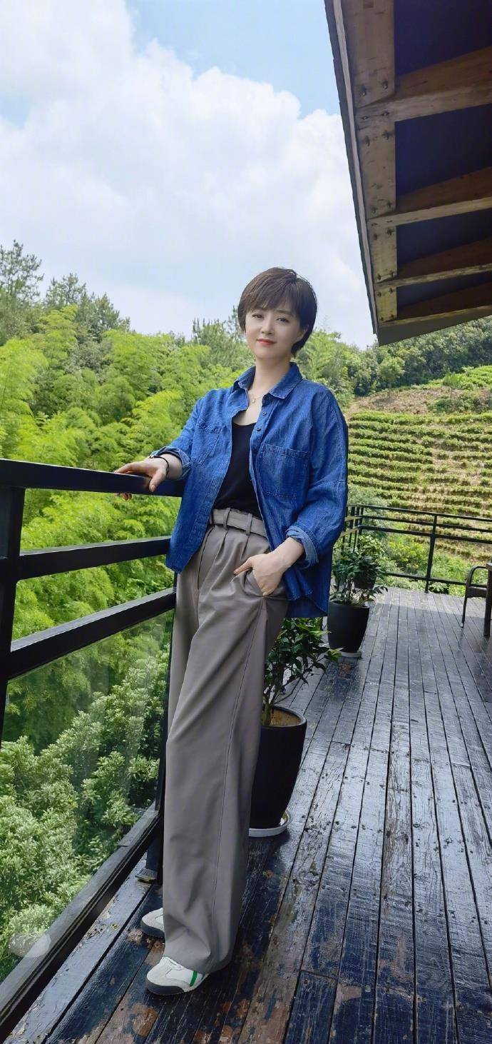 38岁蒋欣活成少女,齐刘海长发造型拍写真,曼妙身材不输女团门面_时尚