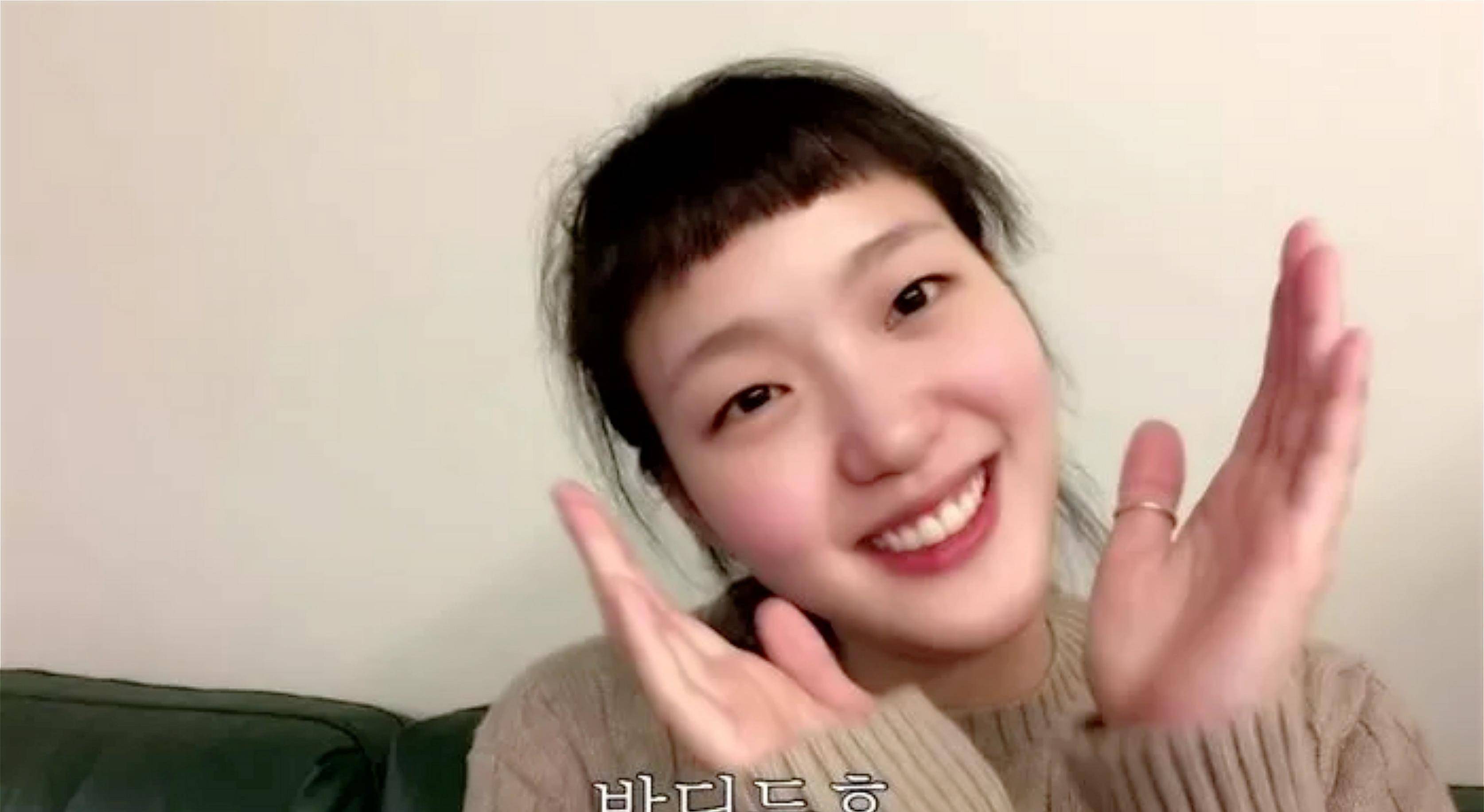 视频中,金高银同样是二次元超短眉上齐刘海造型,只是头发简单地扎了