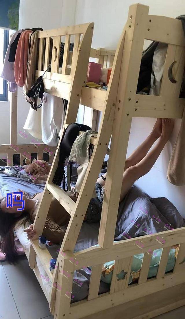 江苏女子住集体宿舍,内衣乱挂裤袜乱扔,网友:淑女形象呢?