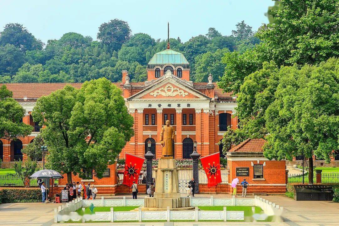 这就是著名的辛亥革命胜迹——鄂军都督府旧址武昌红楼.