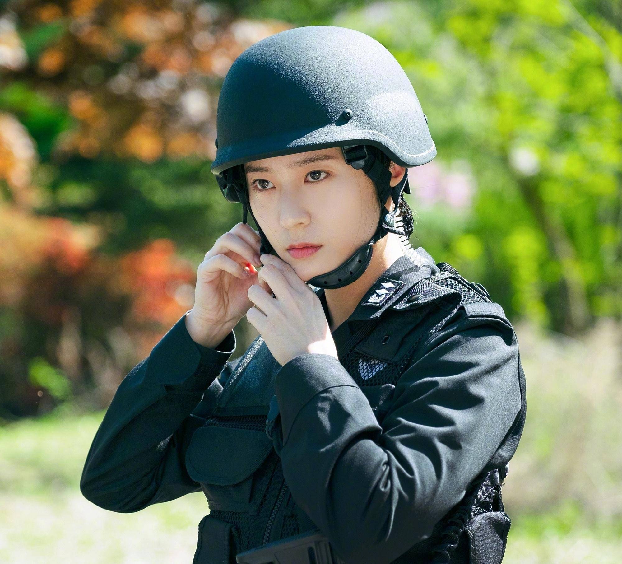 郑秀晶新剧造型公开,演绎冷酷女军官,又美又飒!_训练_表演_军装