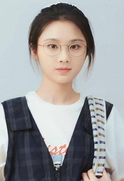 《欢乐颂3》女主斗鸡眼,被吐槽定妆照难p,网传片方劝她做手术_张慧雯