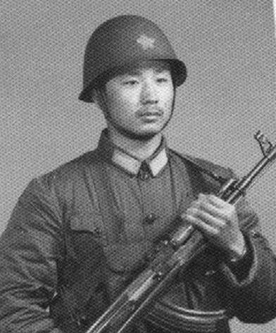 对越战争,这个人屡立战功被誉为神枪手,退伍后却变成一代悍匪_刘进荣