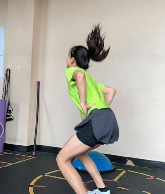 田亮晒出女儿森碟近况,森碟健身视频大曝光,腿部线条令人羡慕!