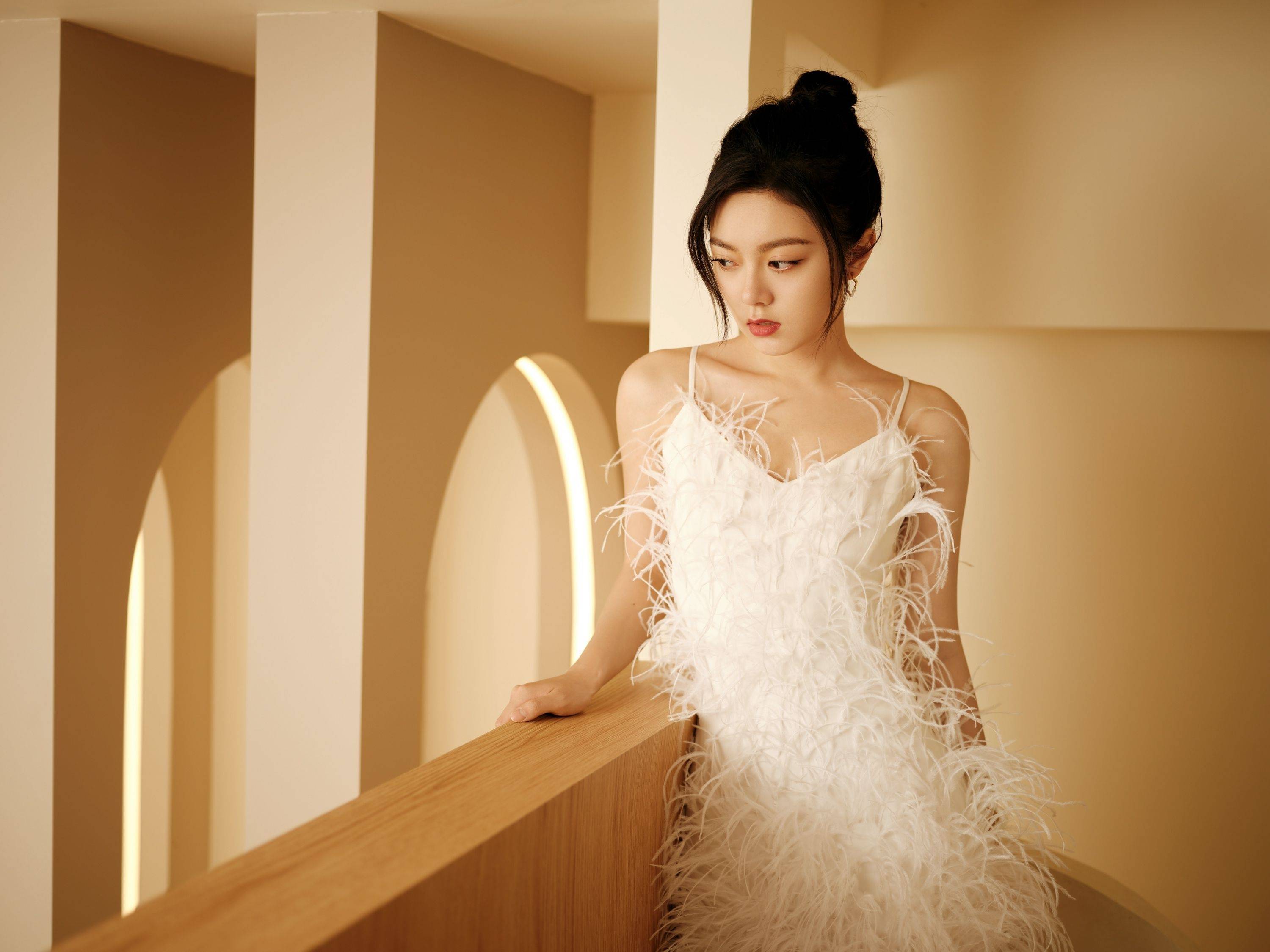 赵今麦白色吊带连衣裙性感写真