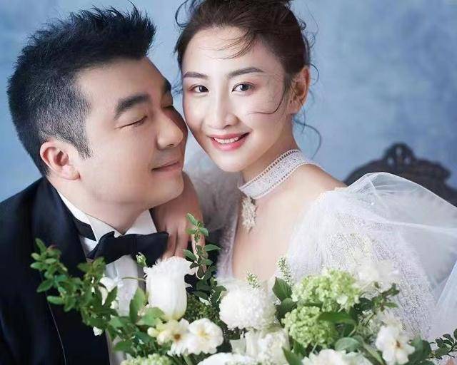 何雯娜:豪宅内秀恩爱,老公梁超罕见现身,又是投喂又是送奢侈品_丈夫