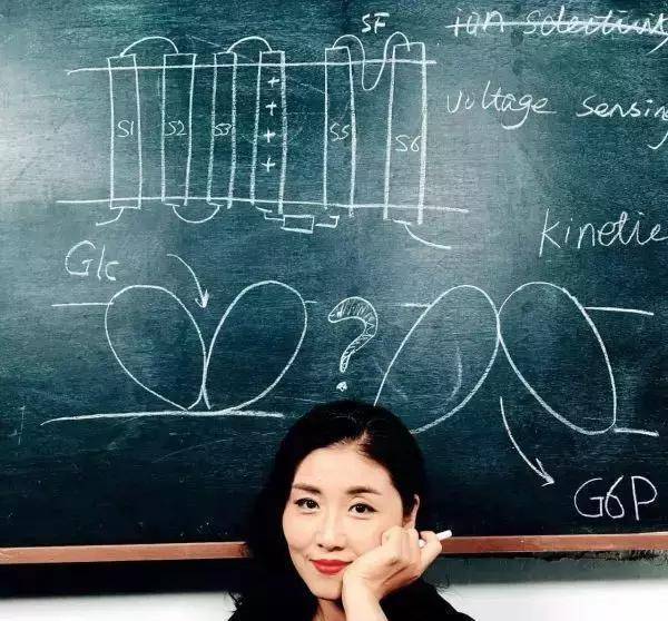 施一公美女爱徒,30岁成清华博导,42岁未婚,觉得感情不是必需品_颜宁