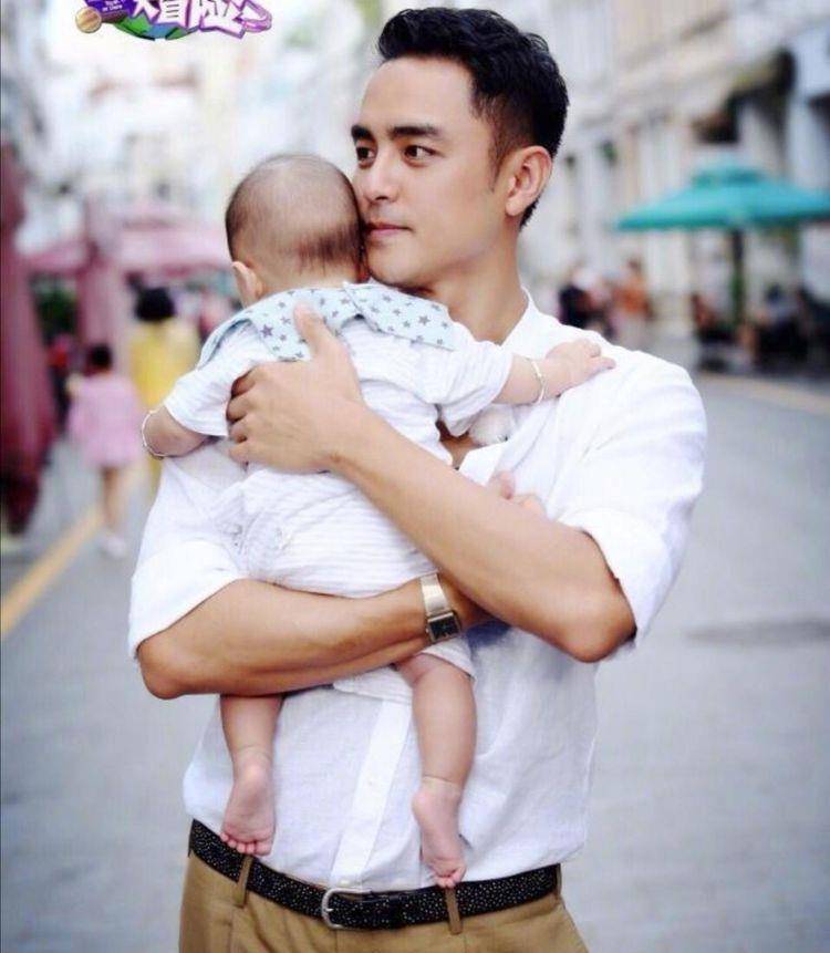 两年前的明道坦言不敢生小孩,奉子成婚晒儿子脚丫照,打脸了_孩子_生活