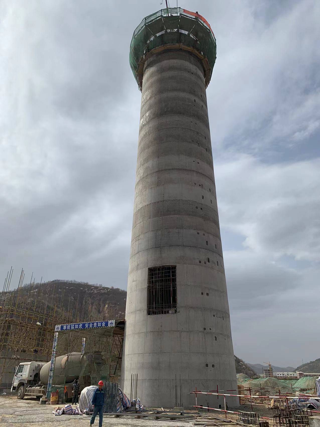 祝贺延安安寨100米烟囱新建封顶大吉_施工_防腐_高空作业