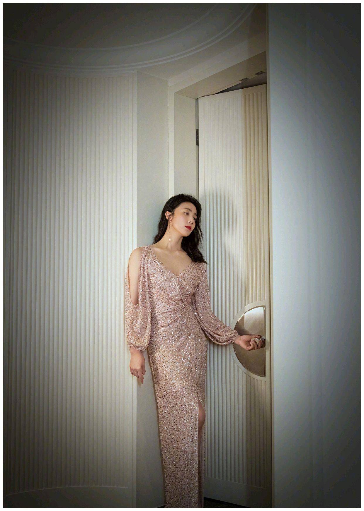 43岁的孙莉状态真好,身穿浅紫色连衣裙配银白色高跟鞋,气质全开_穿着