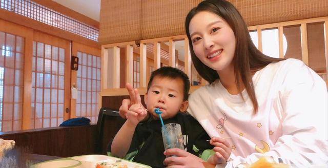 据悉,郭珊珊是圈外人,比谢孟伟小了7岁,2017年的时候两人宣布结婚,并