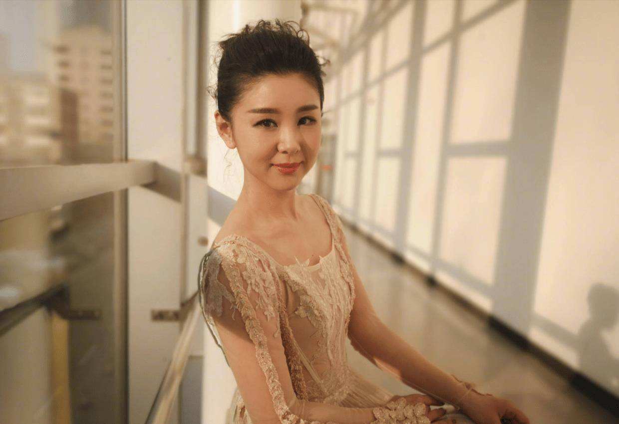 低估了李小萌的身材,穿民族风抹胸裙身材纤瘦,体态更是挺拔端庄