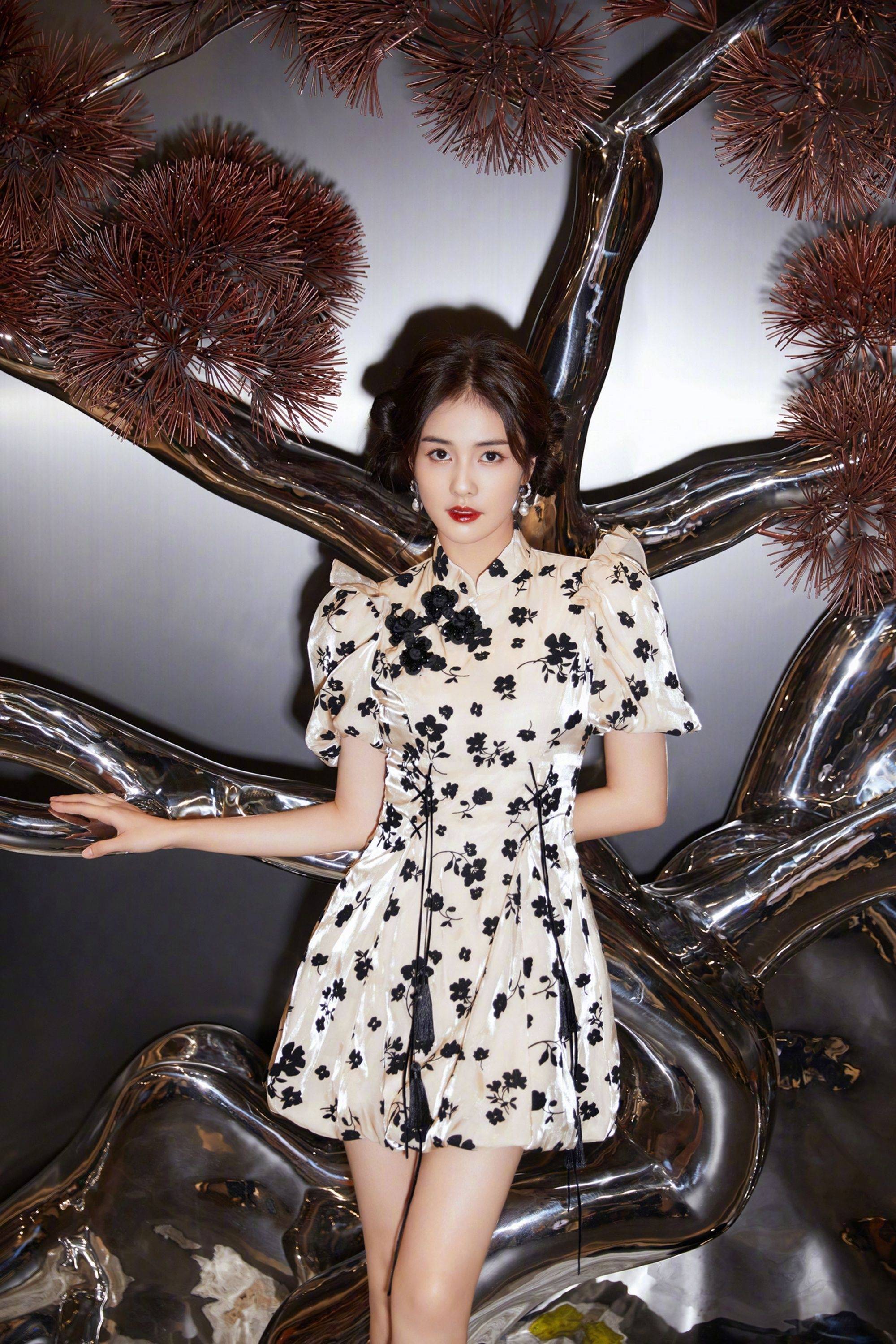 白鹿碎花连衣裙性感写真