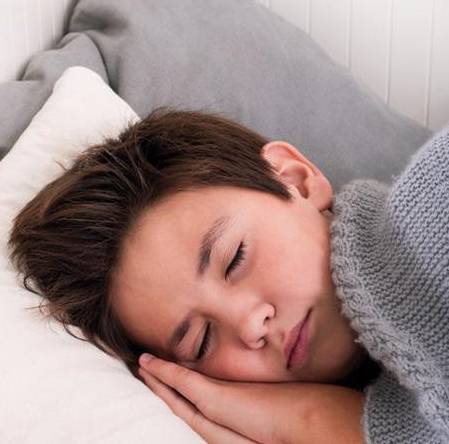 导致2岁孩子脑瘫,原来在枕头下错放了一样东西_占占_樟脑丸_宝宝